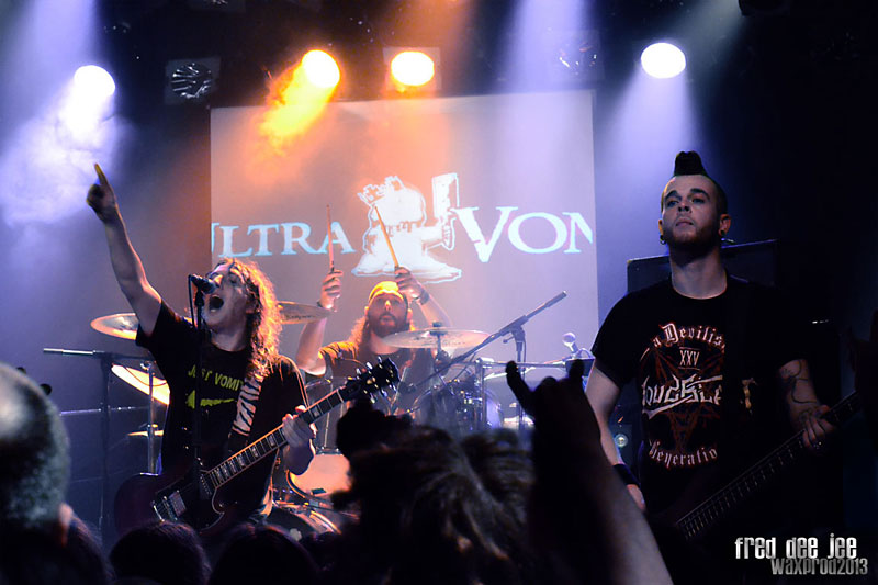 Ultra Vomit chapeau rouge